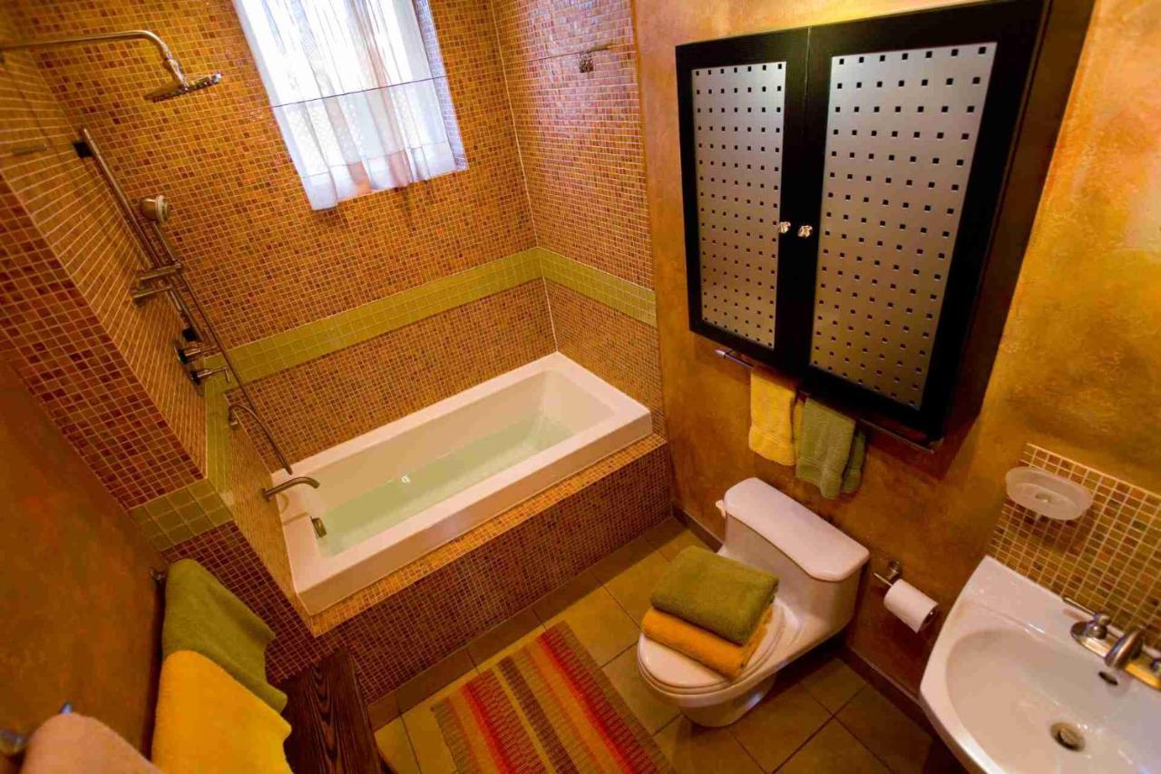 A La Carte Bed & Breakfast มอนทรีอัล ภายนอก รูปภาพ